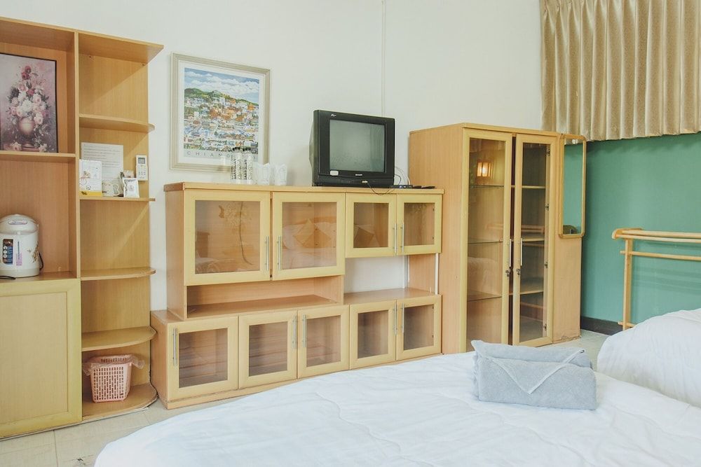 Baansuan Chomchun Shared Quadruple Room with AC 7