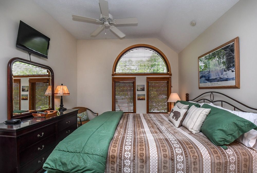House, Multiple Beds, Fireplace, Mountain View