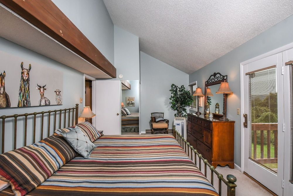 House, Multiple Beds, Fireplace, Mountain View