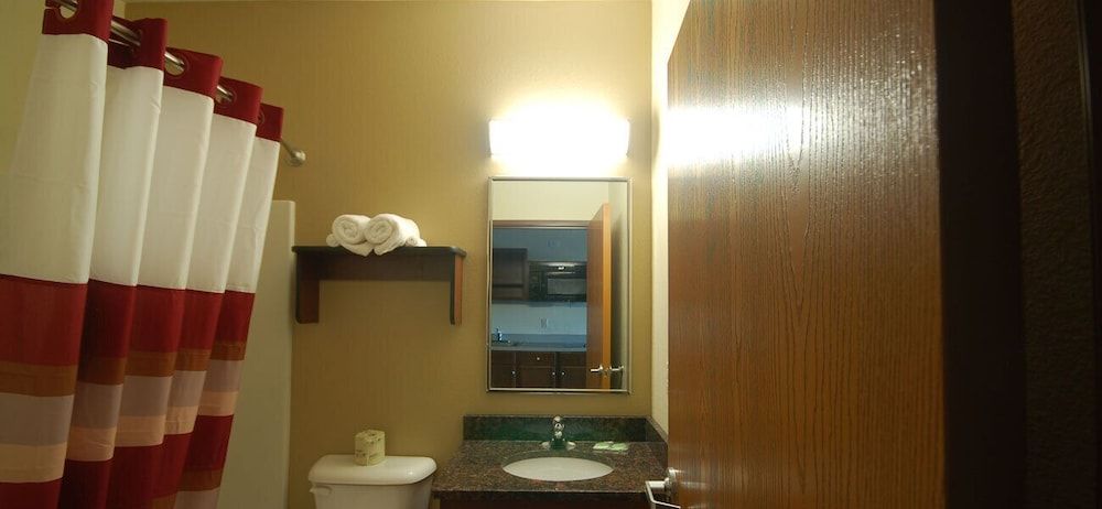 White House Suites Deluxe Single Room 2