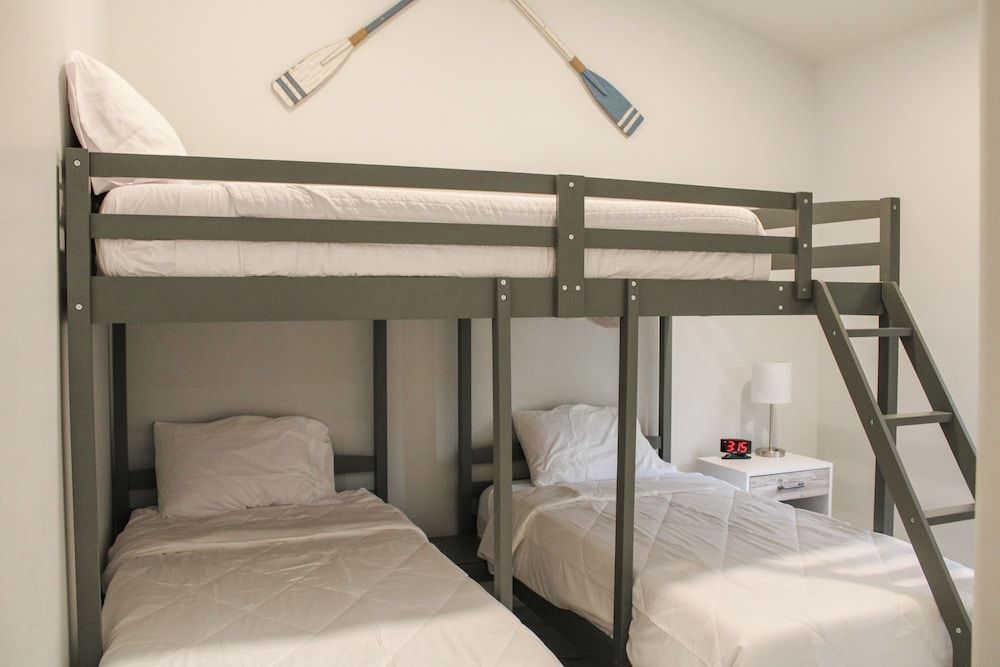 World Famous Fox Hollow Resort Deluxe Cabin, 3 Bedrooms, Lake View 3