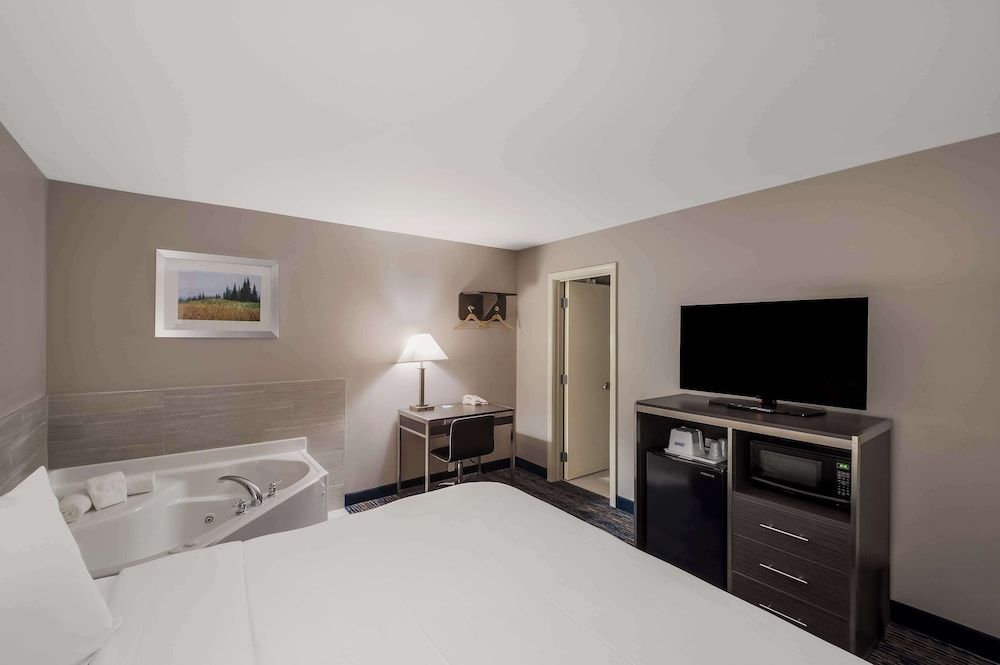 Suite, 1 King Bed, Non Smoking, Jetted Tub