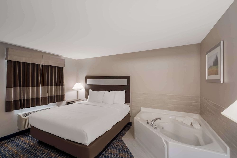 Suite, 1 King Bed, Non Smoking, Jetted Tub