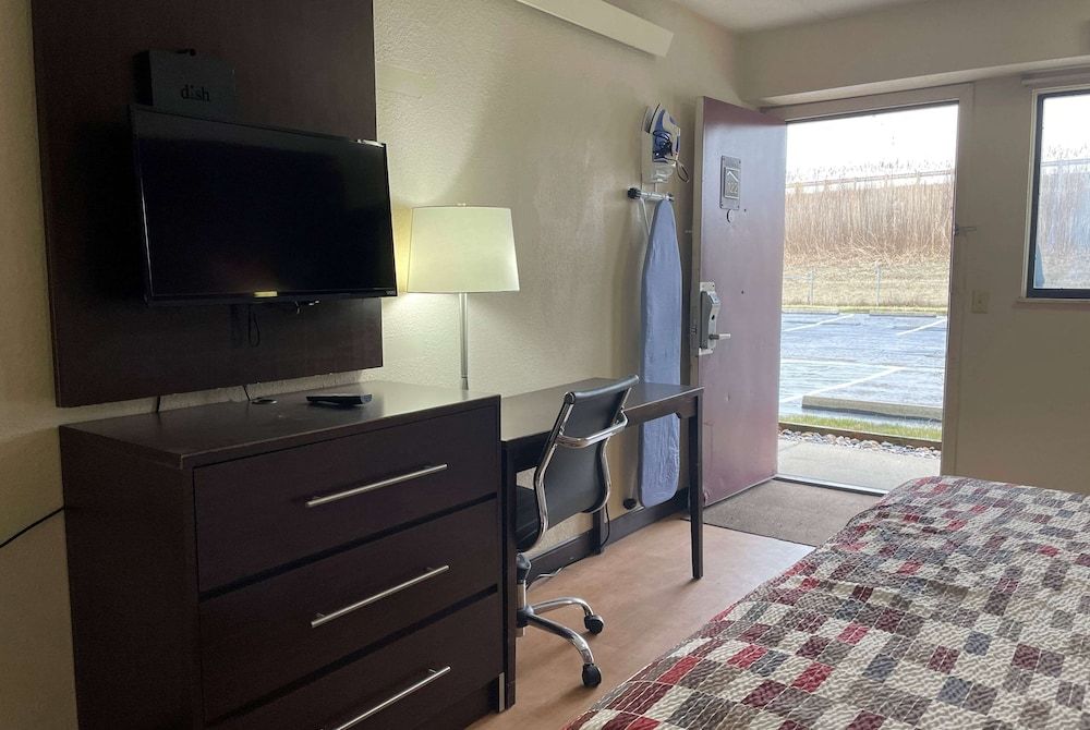 Room, 1 King Bed, Accessible, Non Smoking (Roll-In Shower)
