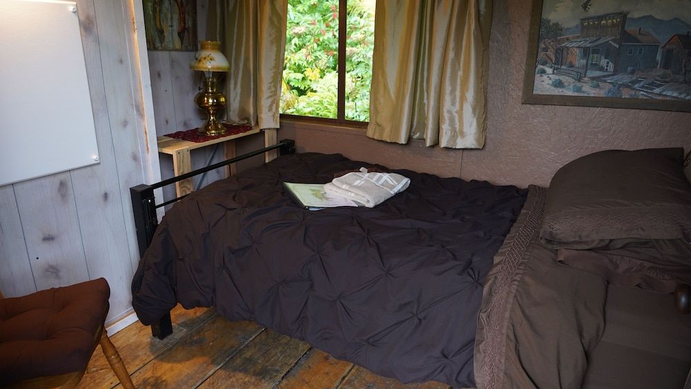 Single Cabin, Shared Bathroom, Loon Saloon, Inn Location