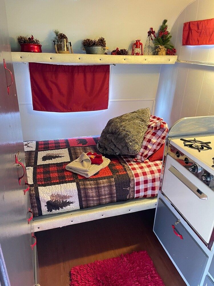 2 single Bed Vintage Camper, Lumberjack Shack, shared bathroom, Inn location