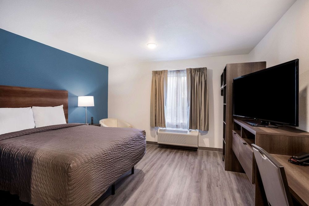 WoodSpring Suites Detroit Madison Heights Queen Suite