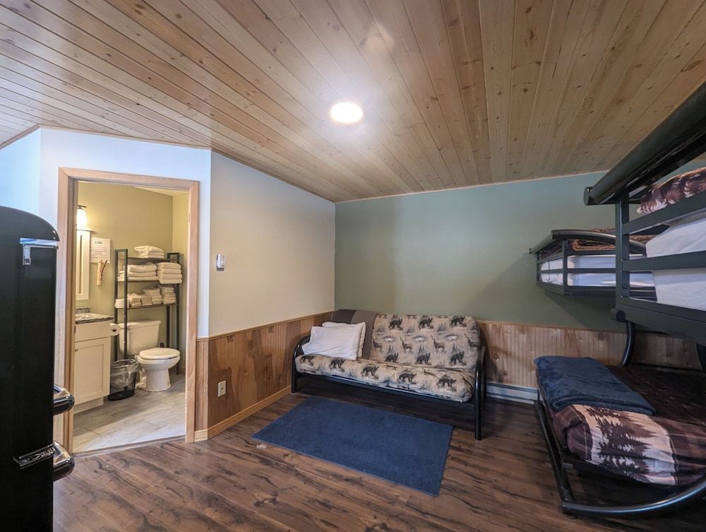 Saganaga Lodge Grand Cabin 12