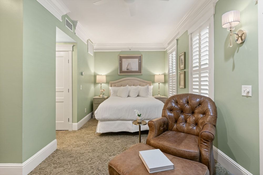 Junior Room, 1 Queen Bed