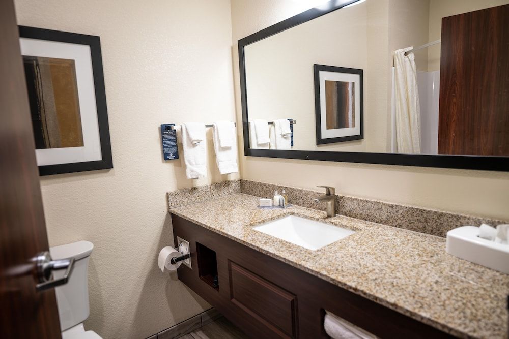 Cobblestone Hotel & Suites - Lamar Room, 2 Queen Beds, Non Smoking 7