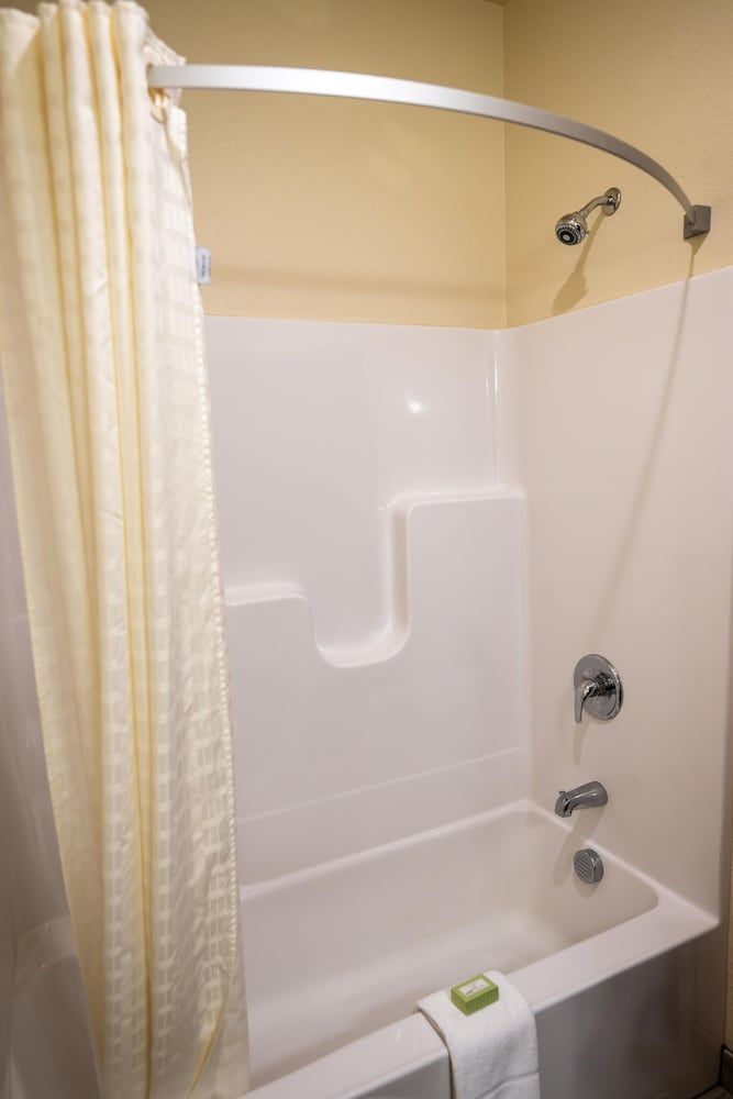 Cobblestone Hotel & Suites - Lamar Room, 2 Queen Beds, Non Smoking 8