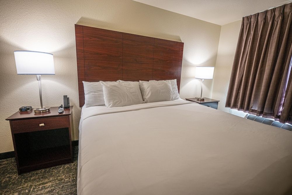 Cobblestone Hotel & Suites - Lamar Suite, 1 King Bed with Sofa bed, Accessible, Non Smoking (Extended Stay Suite)