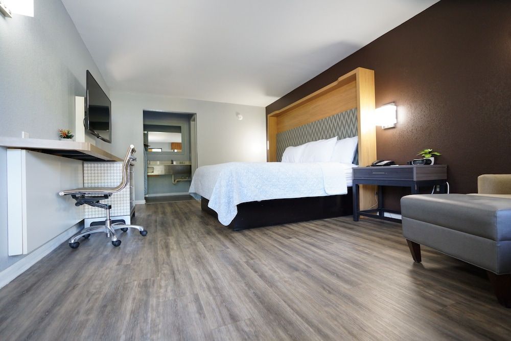 Basic Single Room, 1 King Bed, Smoking, Refrigerator & Microwave