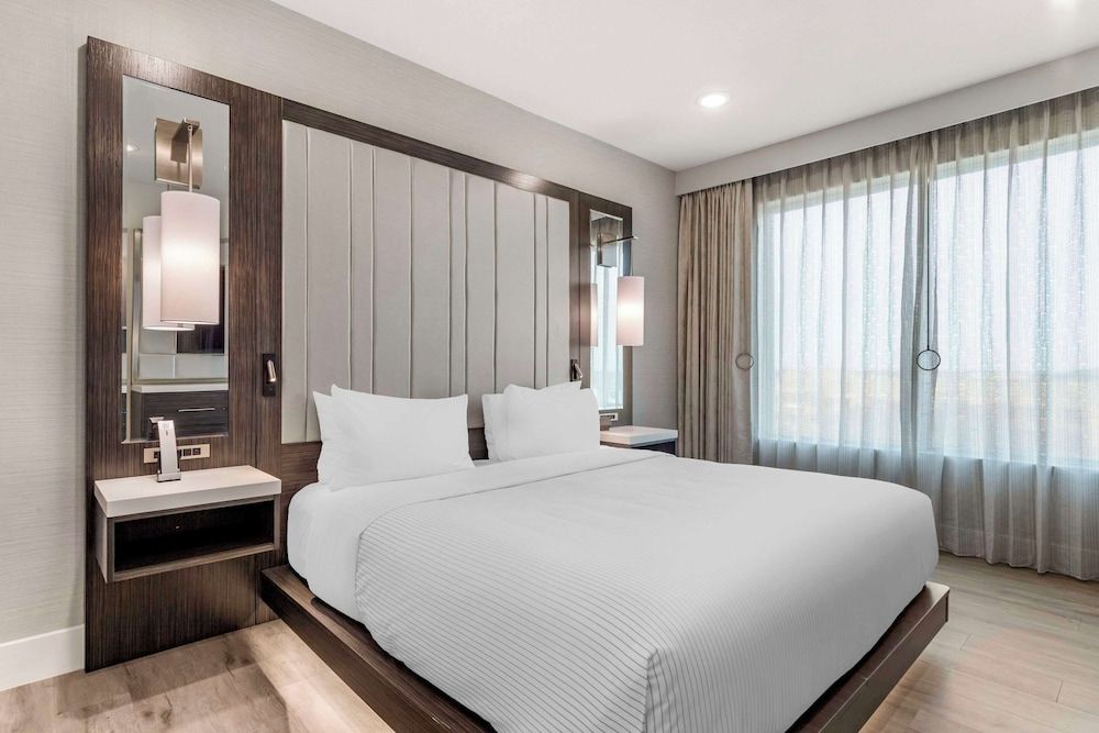 Suite, 1 King Bed with Sofa bed, Accessible, Non Smoking