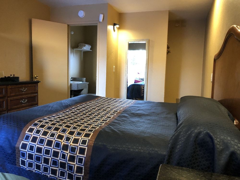Economy Single Room, 1 King Bed