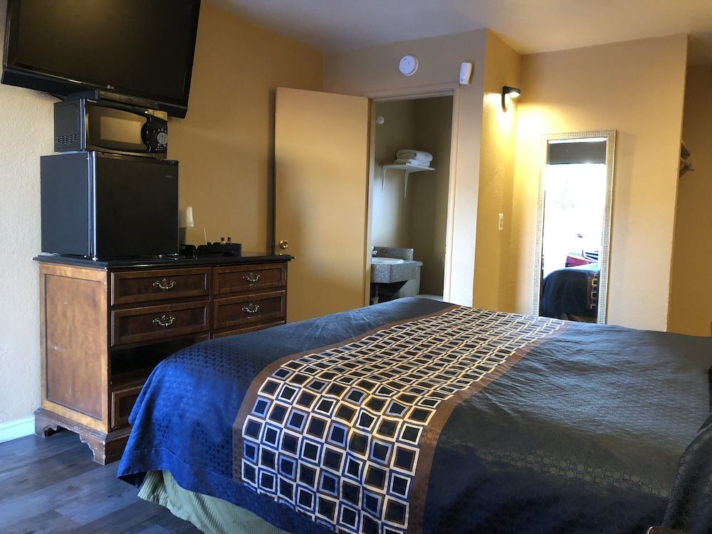 Economy Single Room, 1 King Bed