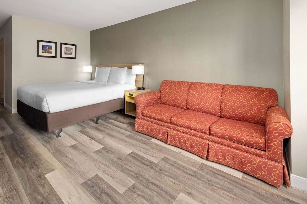 Room, 1 King Bed, Accessible, Non Smoking (Roll-In Shower)