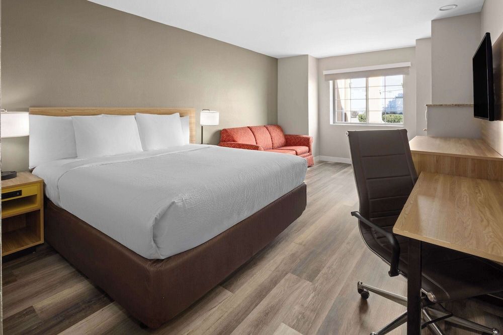 Room, 1 King Bed, Accessible, Non Smoking (Roll-In Shower)
