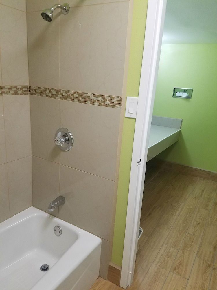 Frontier Motel Standard Room, 2 Queen Beds 6