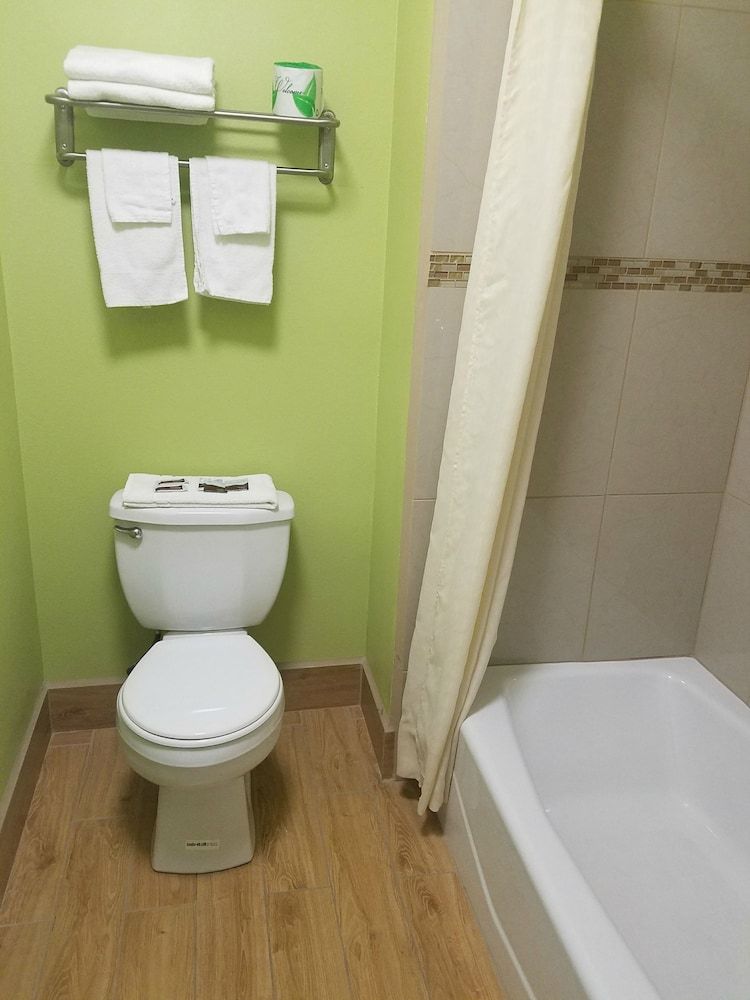 Frontier Motel Standard Room, 2 Queen Beds 4