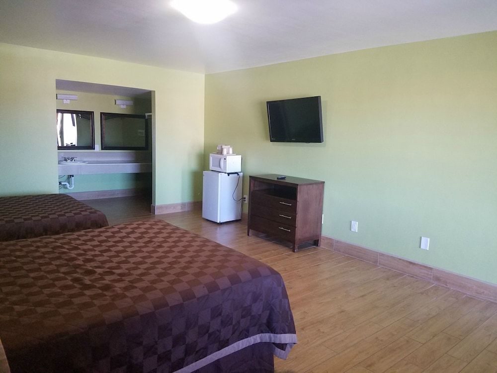 Frontier Motel Standard Room, 2 Queen Beds 3