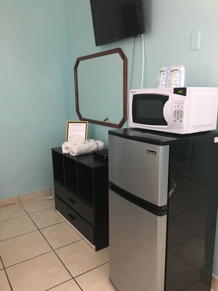 Skylark Motel Room, 2 Double Beds, Non Smoking 3