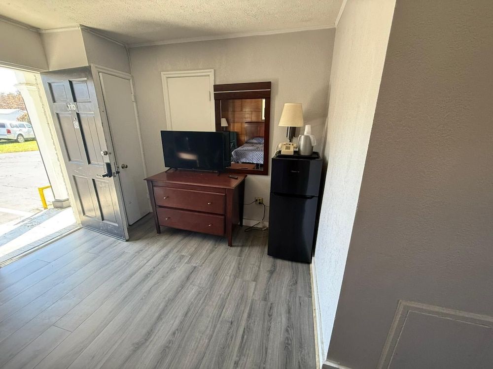 OYO Hotel Economy Inn US-29 Danville Room, 2 Double Beds, Smoking 5