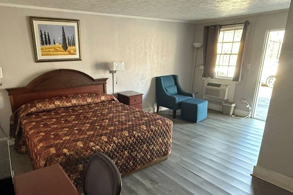 OYO Hotel Economy Inn US-29 Danville Room, 1 King Bed, Smoking 2