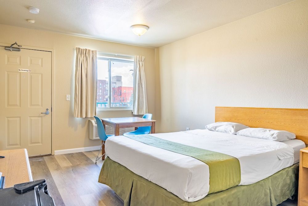 Business Room/King/Pet friendly/ADA/Ground