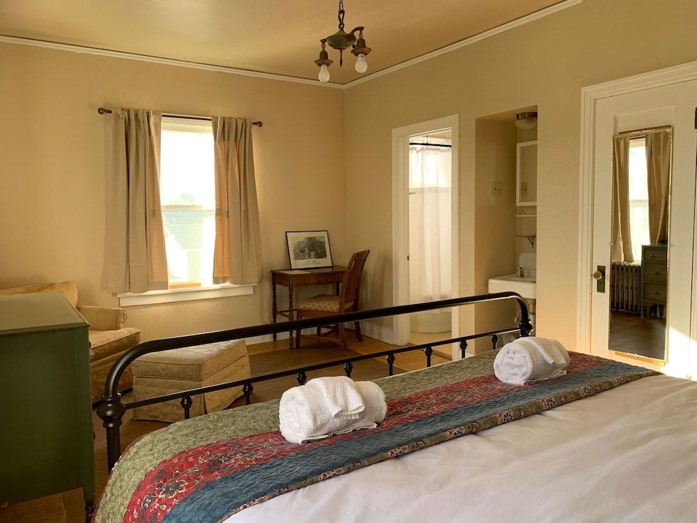 Standard Room, 1 King Bed
