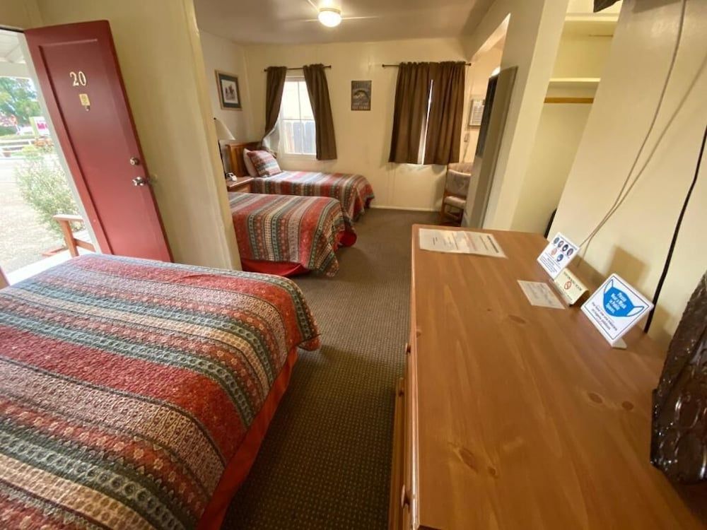 Independence Courthouse Motel Family Room 2