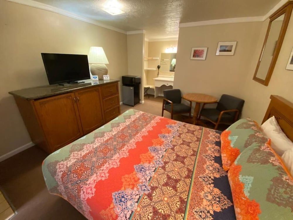 Independence Courthouse Motel Deluxe Room 2