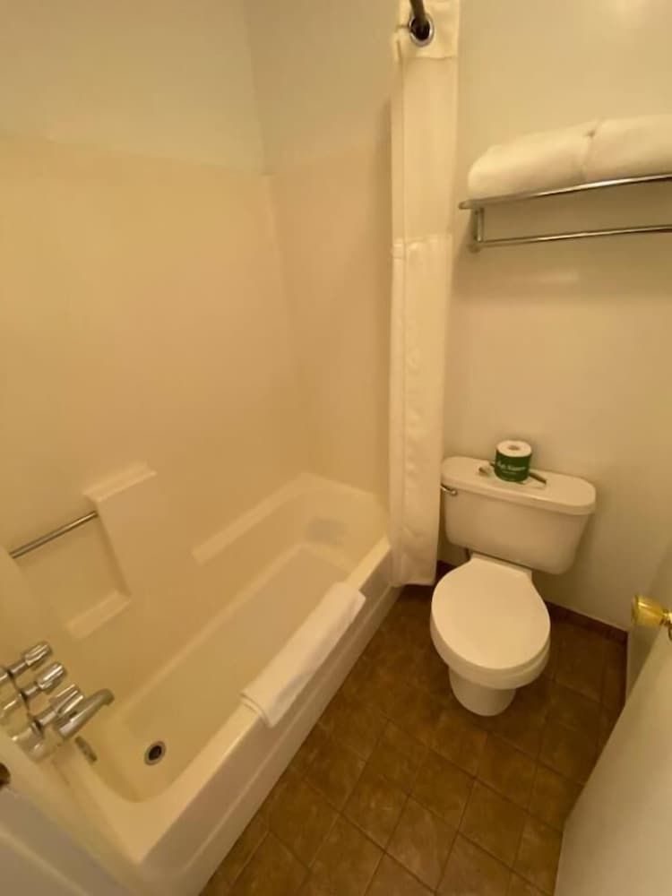 Independence Courthouse Motel Deluxe Room 4