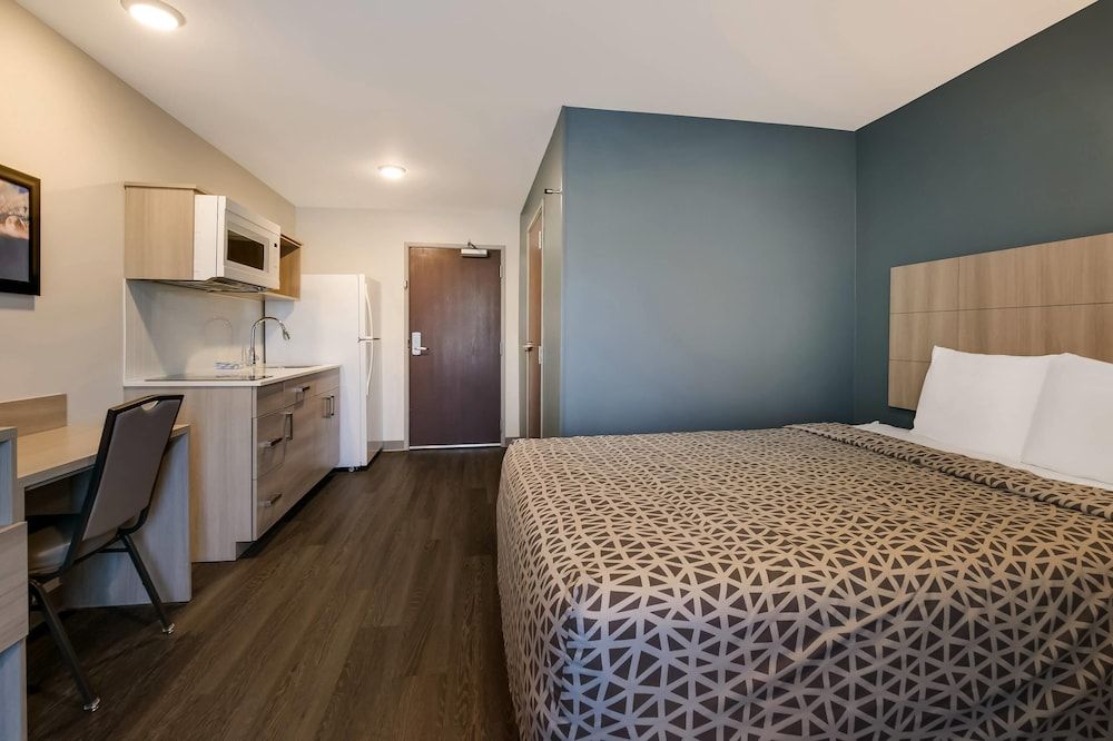 Queen Suite w/ Dishwasher (Dishes/Cookware Included)