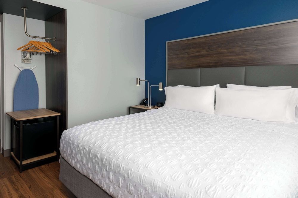 Room, 1 King Bed, Accessible (Mobility & Hearing, Roll-in Shower)