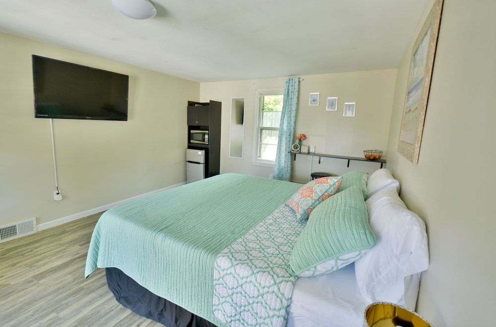 Whitehall Cottages Basic Room, 1 King Bed, Non Smoking 6