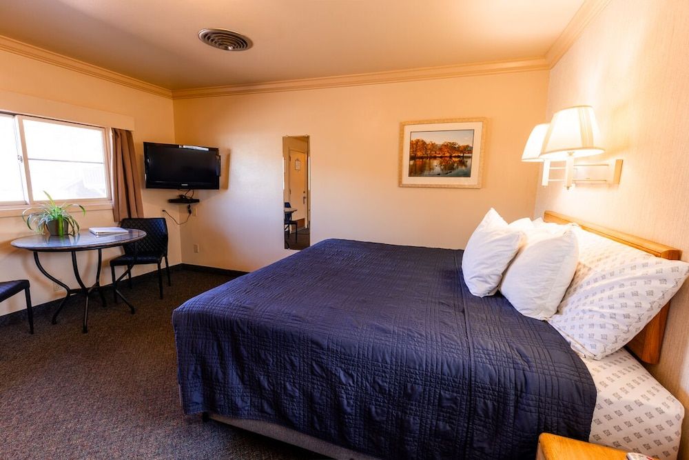 Woodland Motel Classic Room, 1 King Bed 2