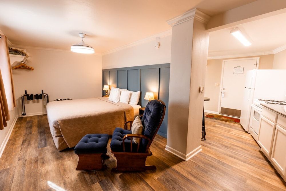 Woodland Motel Family Suite, 1 King Bed with Sofa bed