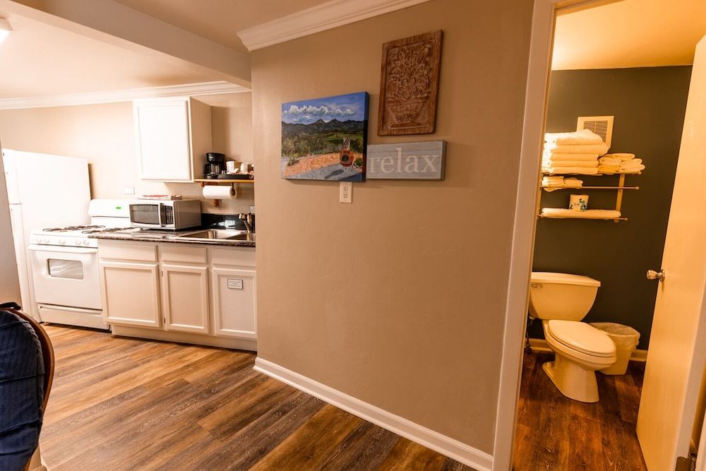 Woodland Motel Family Suite, 1 King Bed with Sofa bed 3