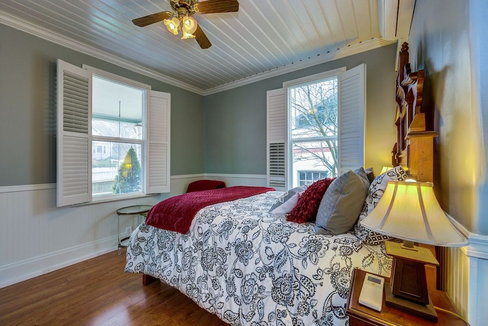 Luxury Suite, 1 Queen Bed, Jetted Tub