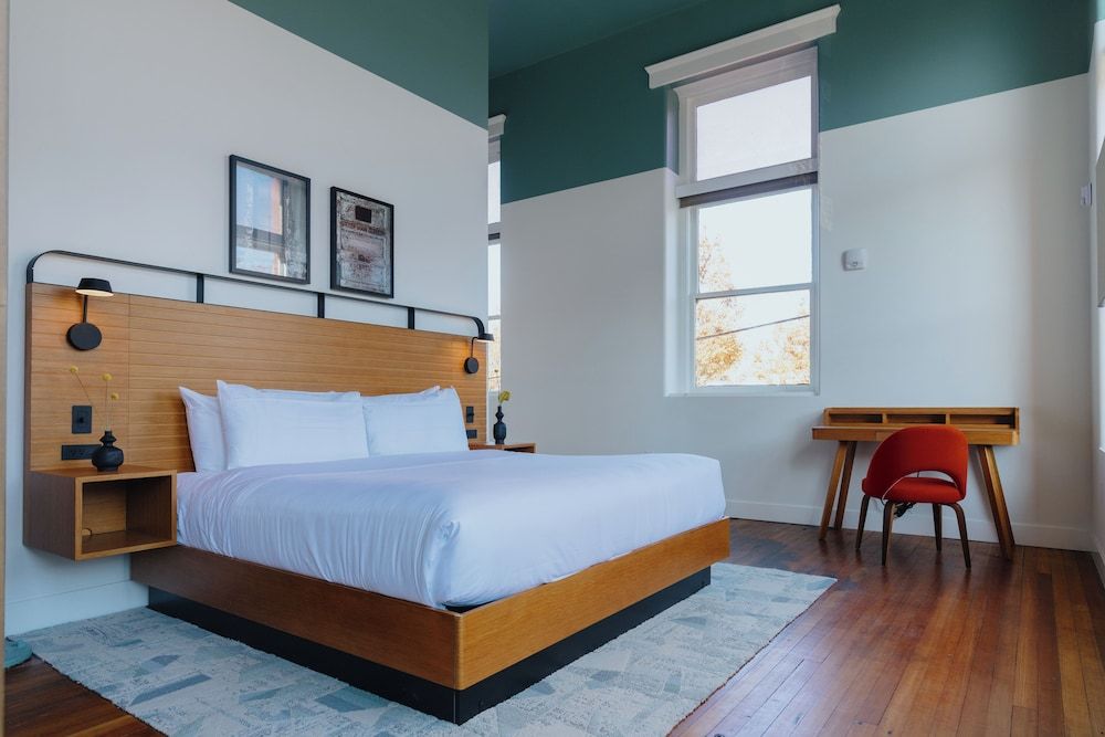 Corner King Suite Accessible