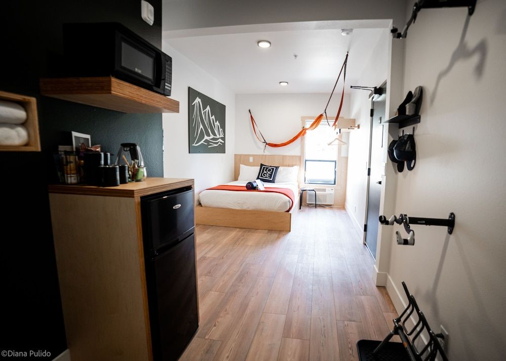 LOGE Leavenworth - Downtown Room, 1 Queen Bed, Shared Bathroom (Private Hostel) 5