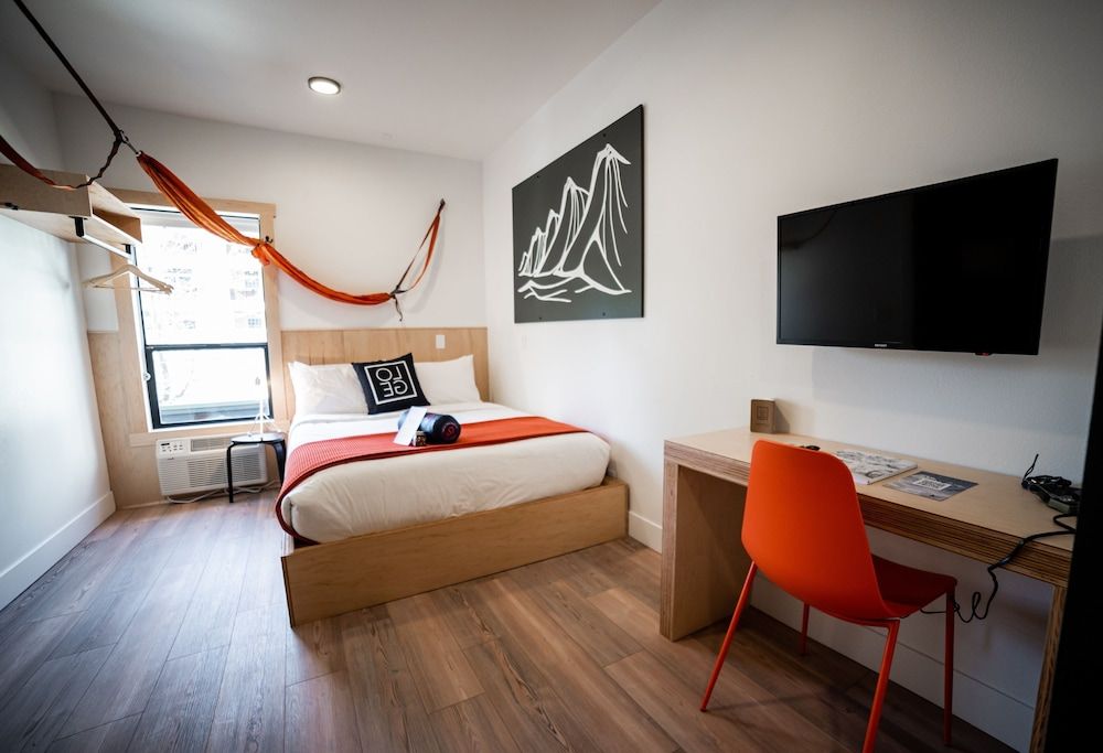 LOGE Leavenworth - Downtown Room, 1 Queen Bed, Shared Bathroom (Private Hostel)