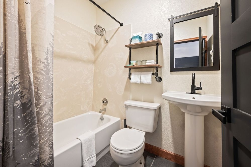 Hotel Leavenworth King Suite Dreams 13