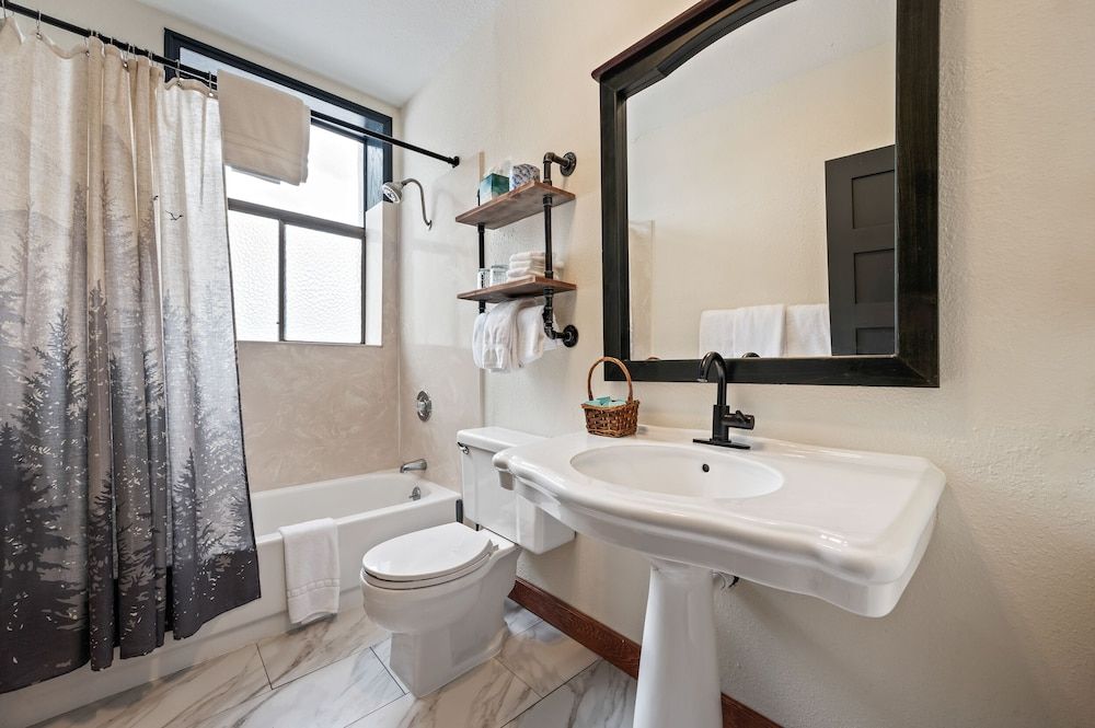 Hotel Leavenworth Two Bedroom Suite 25