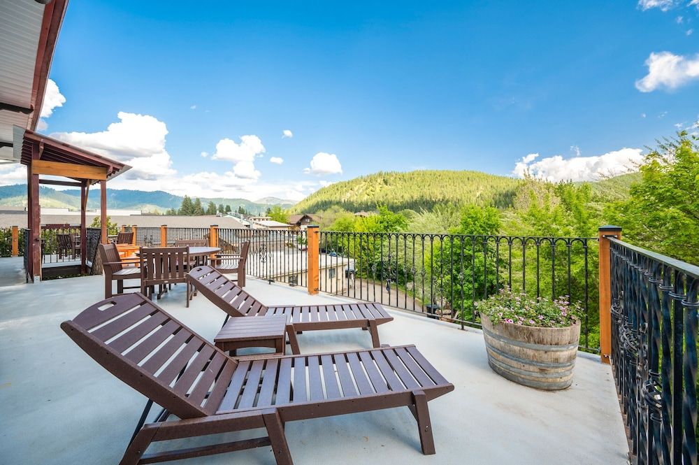 Hotel Leavenworth King Suite Dreams 8