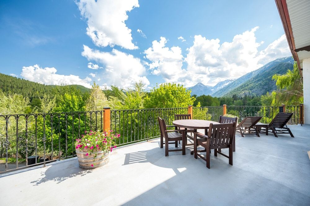 Hotel Leavenworth King Suite Dreams 11