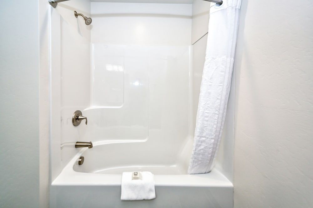 Standard Room, 1 Queen Bed - Shower/Tub Only - No Pets