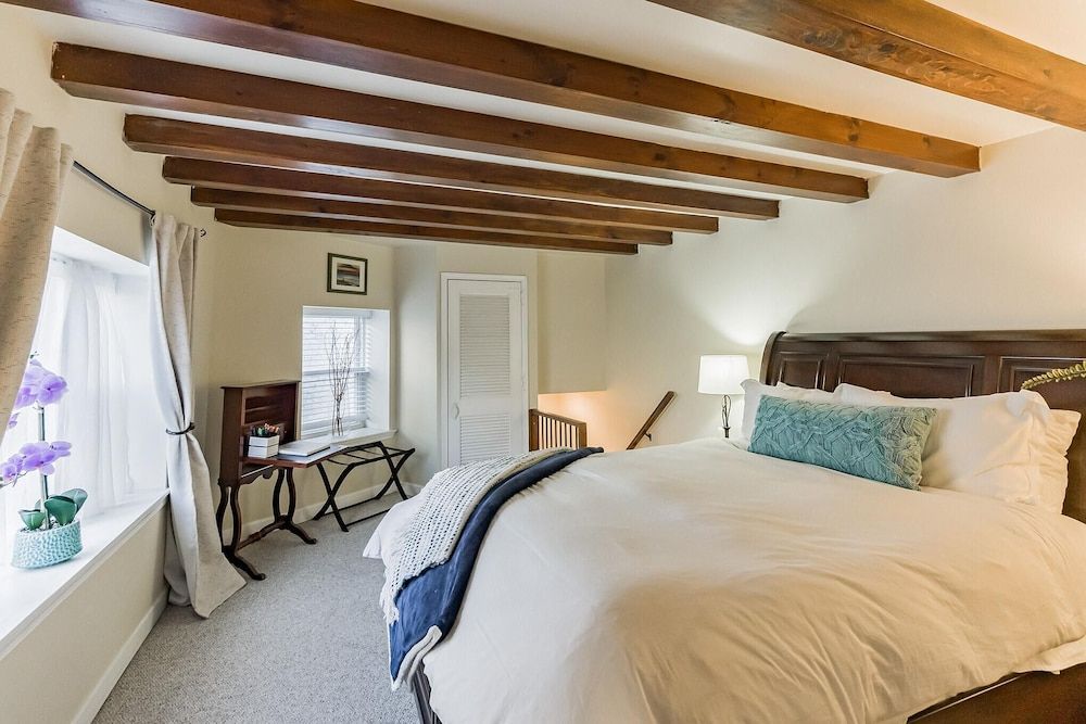 undefined 564 1/2 North Judson 6