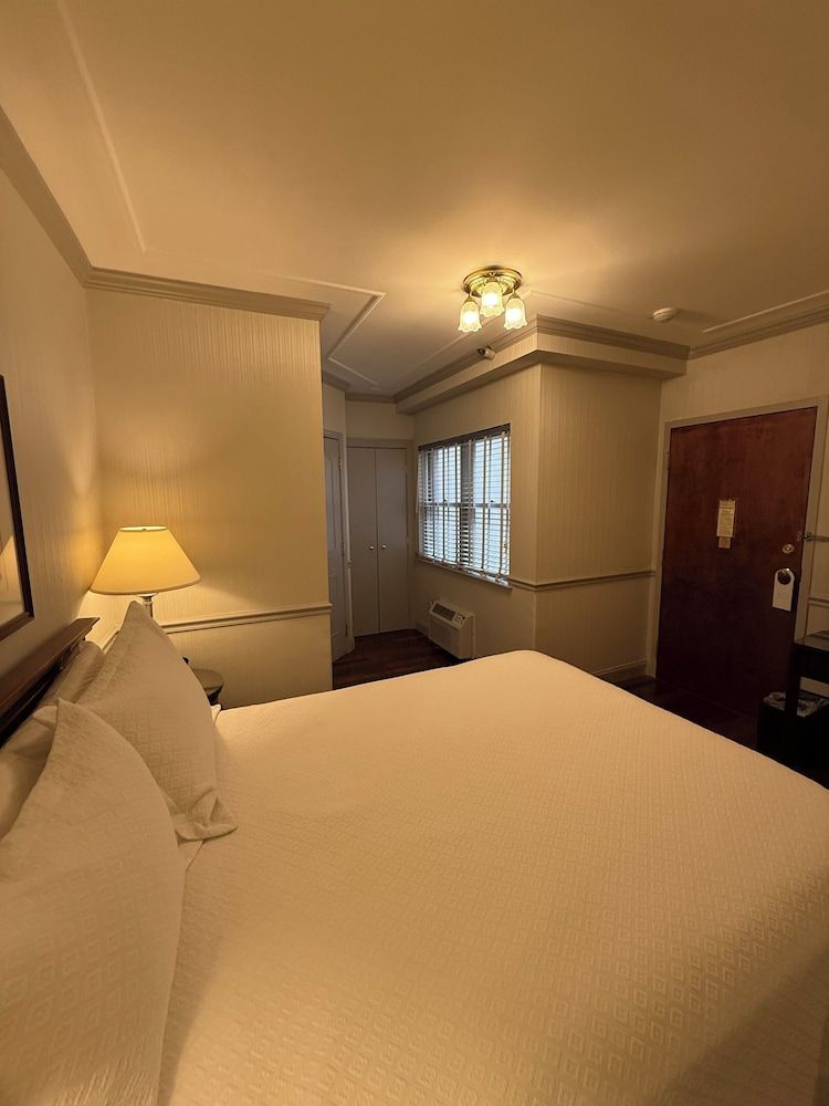 Penn's View Hotel Corner Standard Room, 1 QUEEN BED